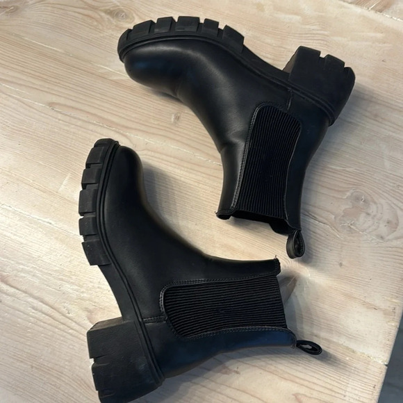 Steve Madden Chelsea Boots - Picture 10 of 10